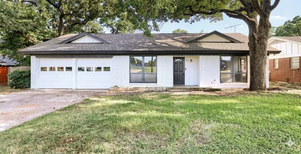 821 Oakwood Avenue Hurst TX 76053