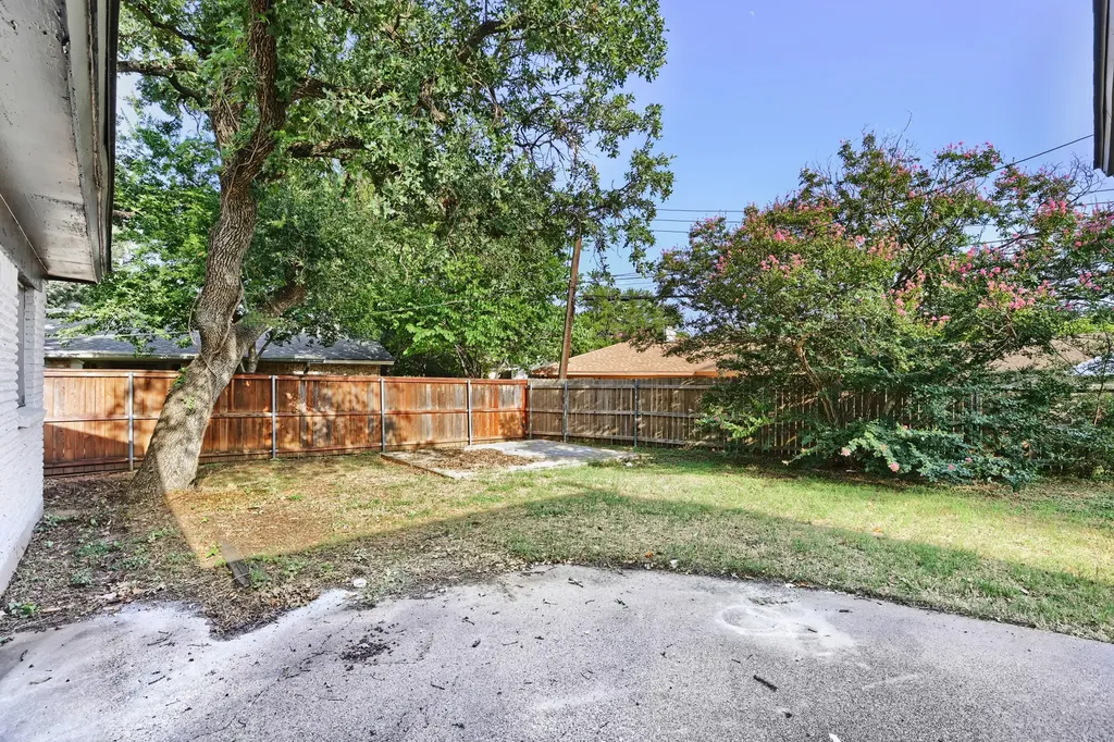 821 Oakwood Avenue Hurst TX 76053