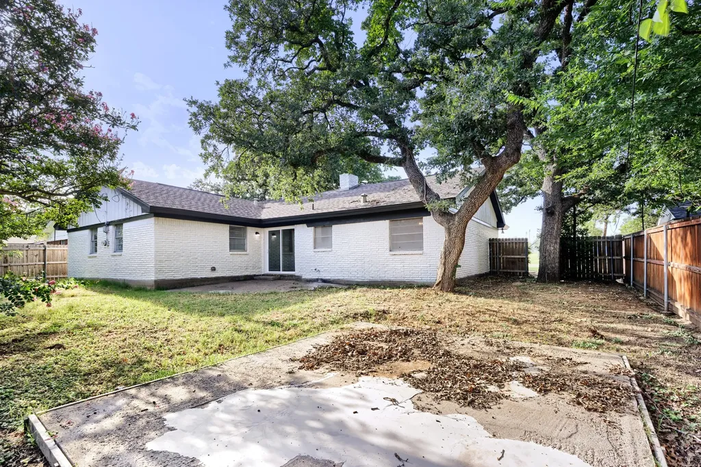 821 Oakwood Avenue Hurst TX 76053