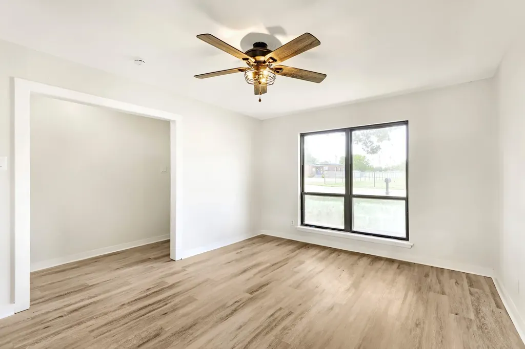 821 Oakwood Avenue Hurst TX 76053