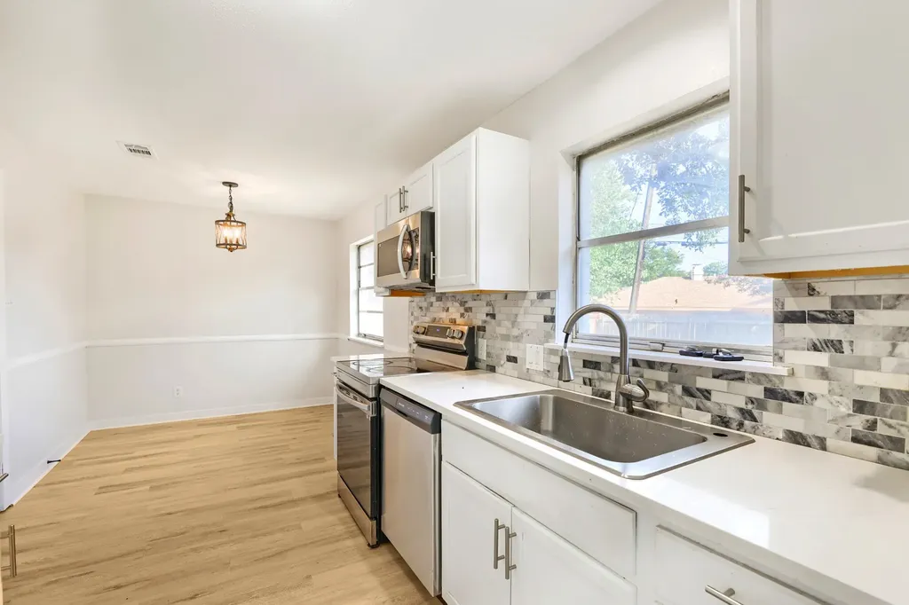 821 Oakwood Avenue Hurst TX 76053