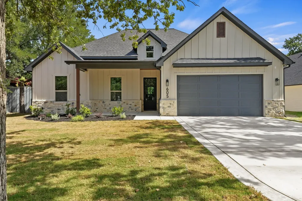 605 N Stewart Street Azle TX 76020