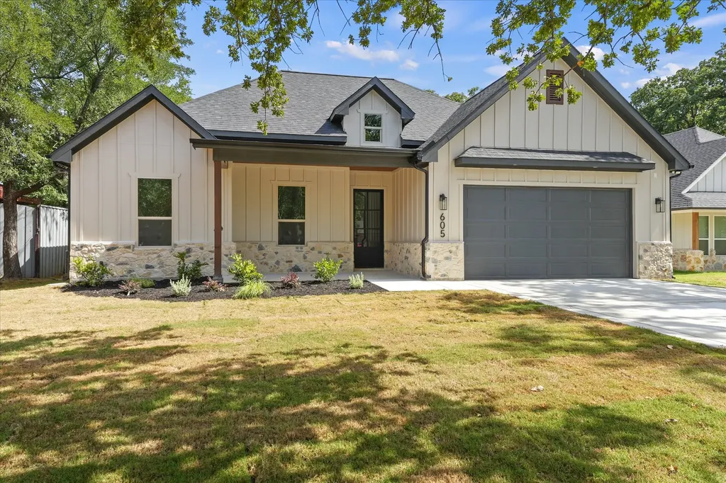 605 N Stewart Street Azle TX 76020