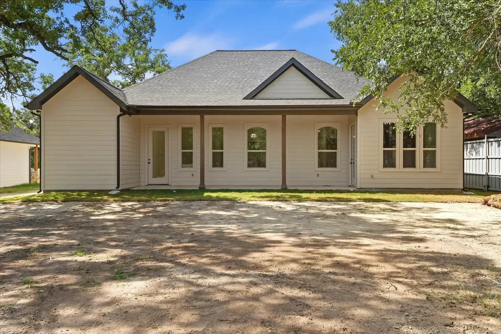 605 N Stewart Street Azle TX 76020