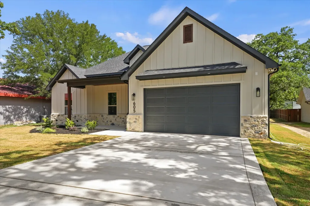 605 N Stewart Street Azle TX 76020