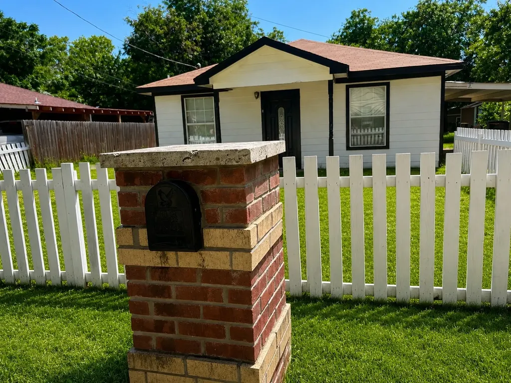 312 N Wood Street Cleburne TX 76033