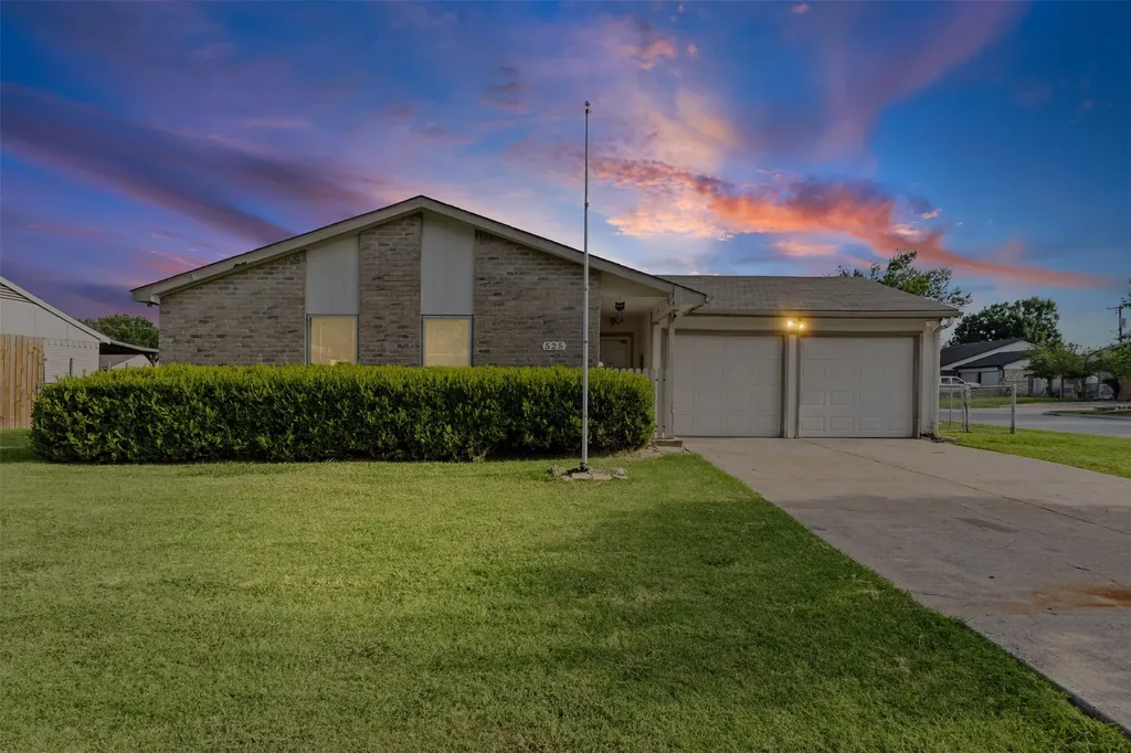 525 Alva Drive Grand Prairie TX 75052