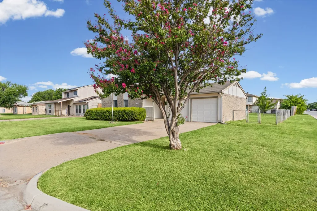 525 Alva Drive Grand Prairie TX 75052