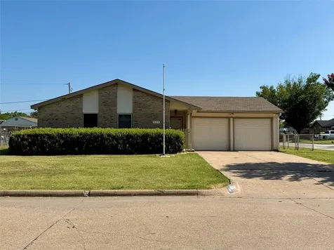 525 Alva Drive Grand Prairie TX 75052