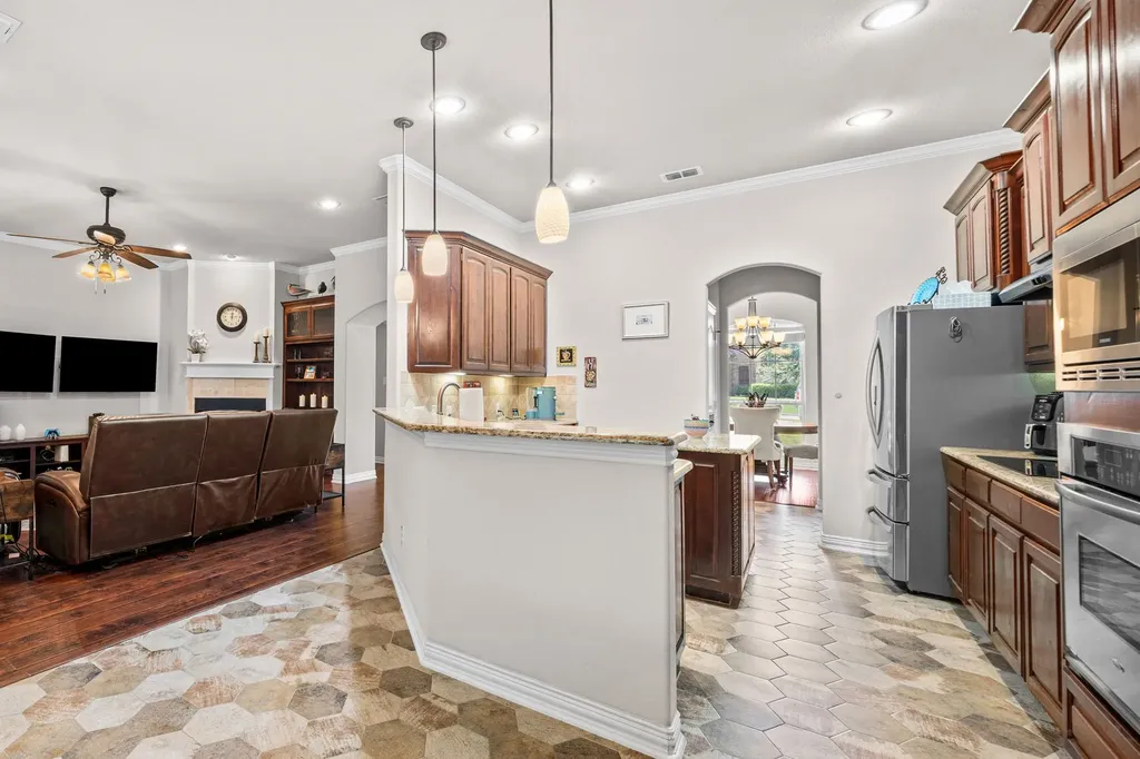 508 Oak Forest Court Kennedale TX 76060