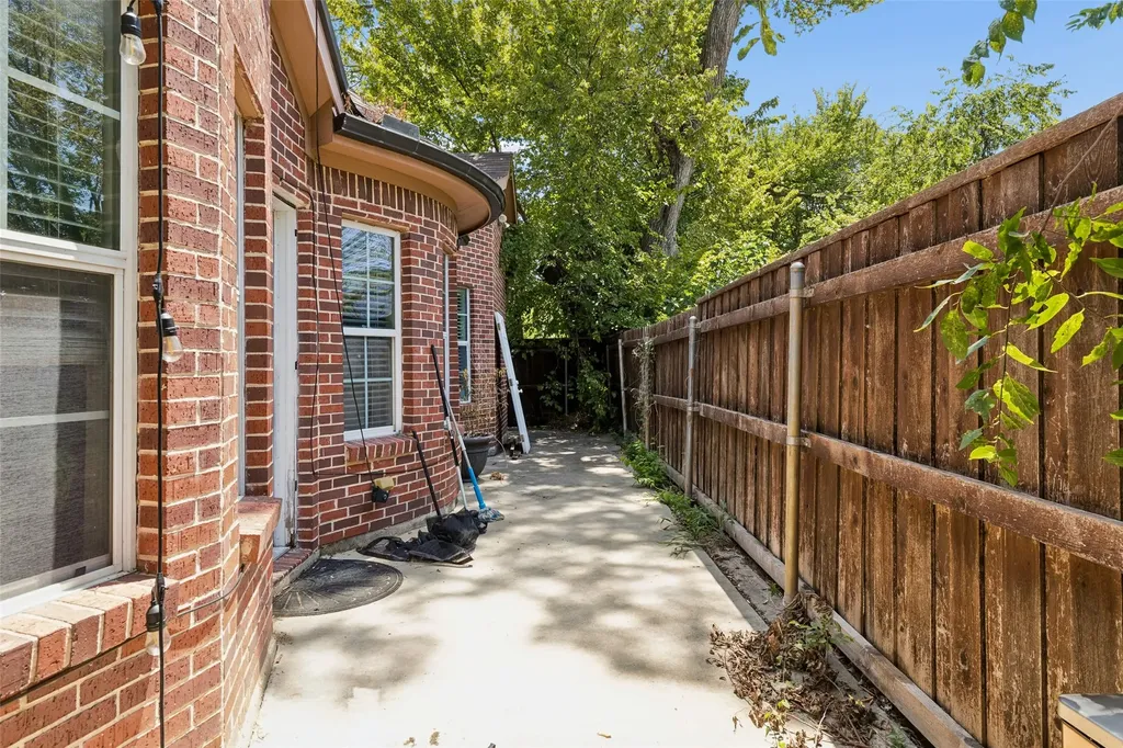922 Bayonne Street Dallas TX 75212