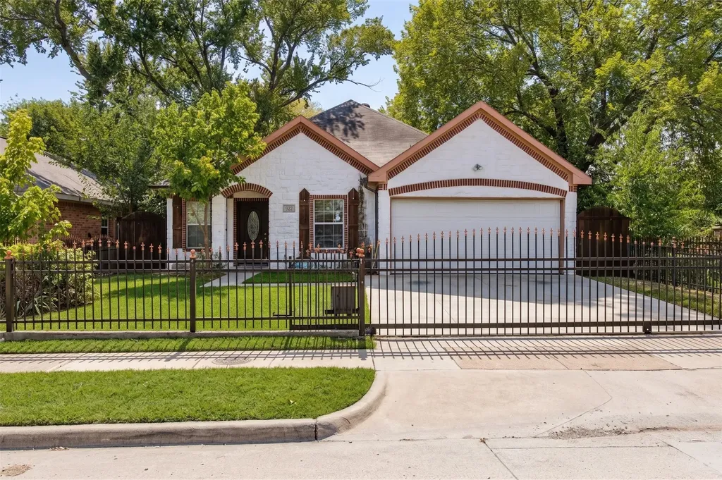 922 Bayonne Street Dallas TX 75212