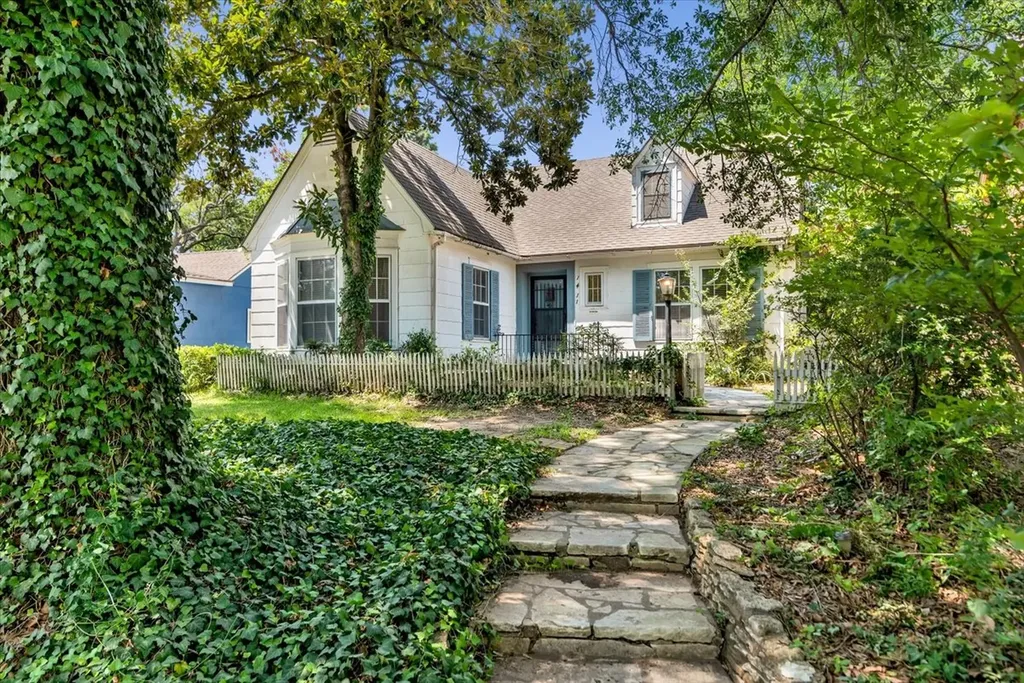 Denison TX, 1411 Main Street