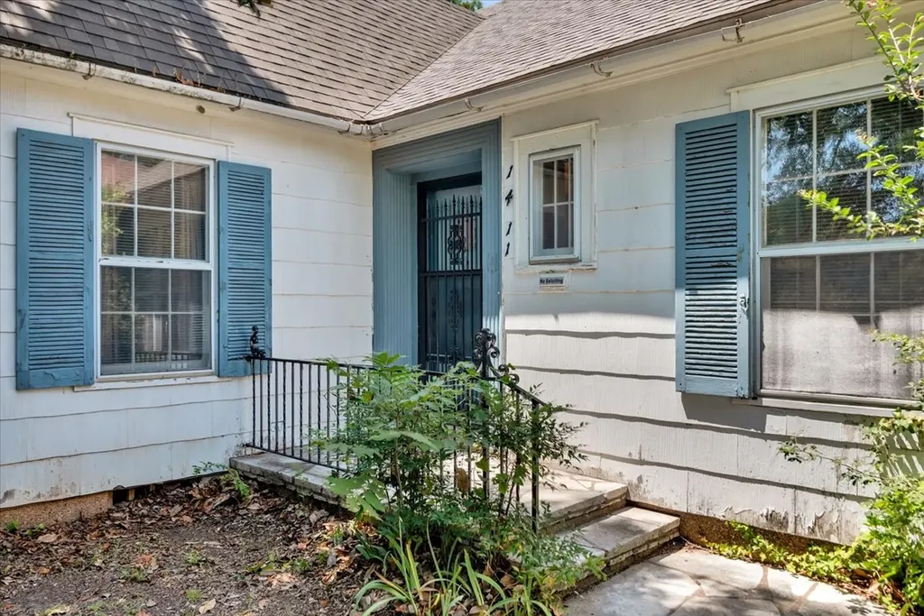 1411 Main Street Denison TX 75020