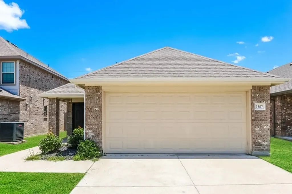 1607 Mark Lane Ennis TX 75119