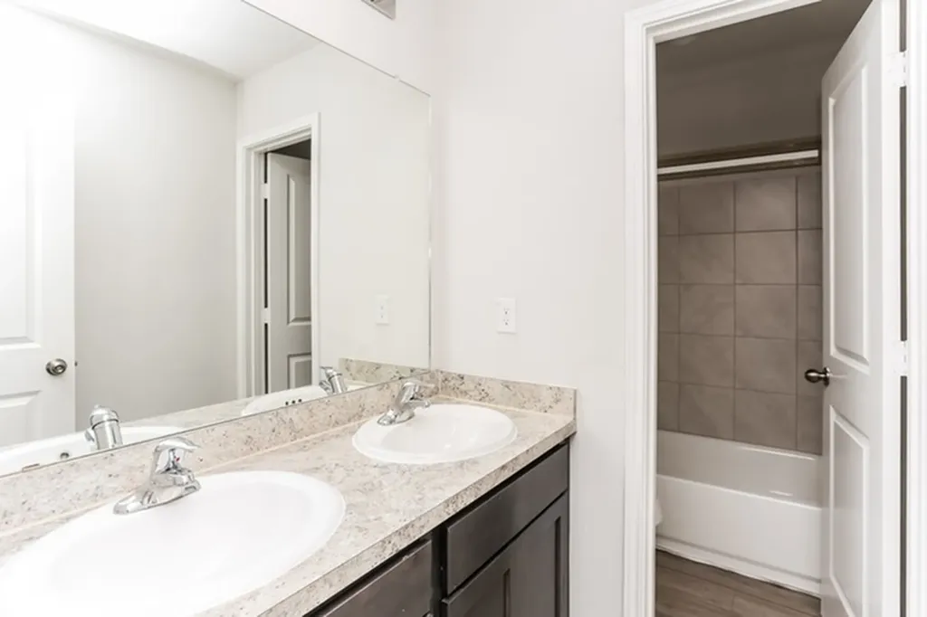 1607 Mark Lane Ennis TX 75119