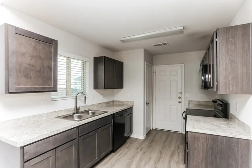 1607 Mark Lane Ennis TX 75119