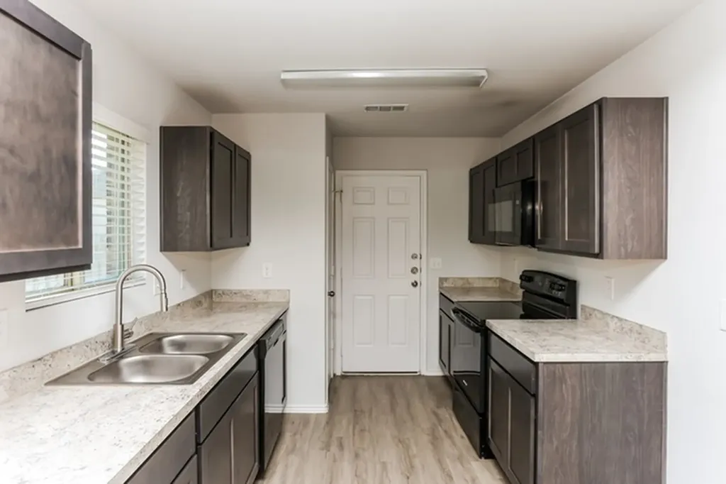 1607 Mark Lane Ennis TX 75119