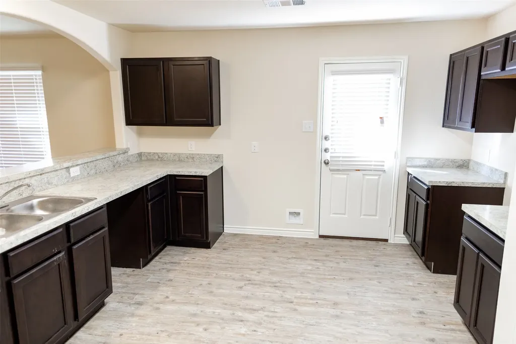 1607 Dove Circle Ennis TX 75119