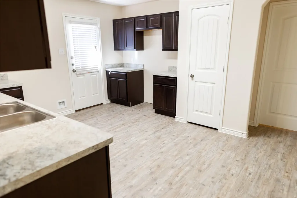 1607 Dove Circle Ennis TX 75119