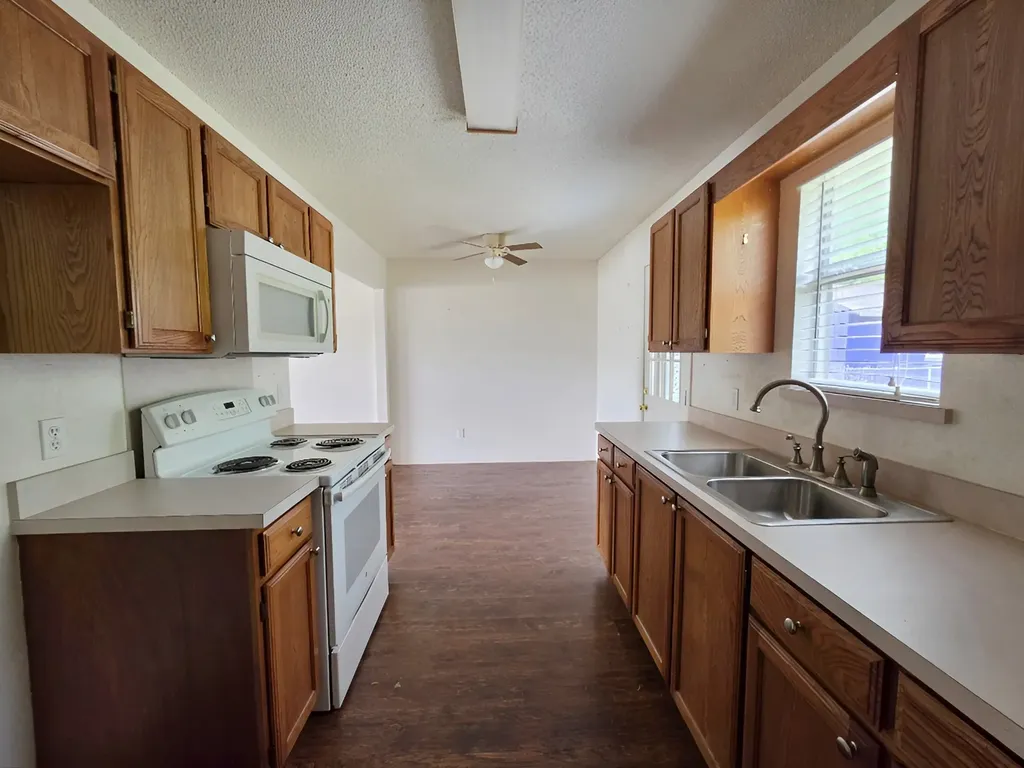 704 S Wilhite Street Cleburne TX 76031
