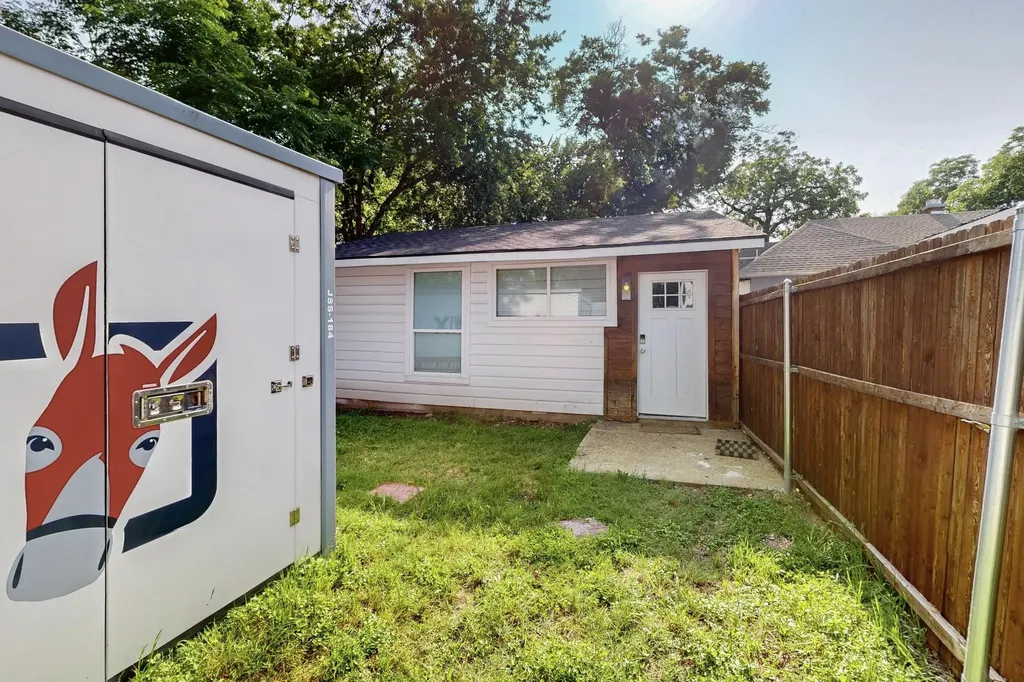 712 W 8th Street Dallas TX 75208