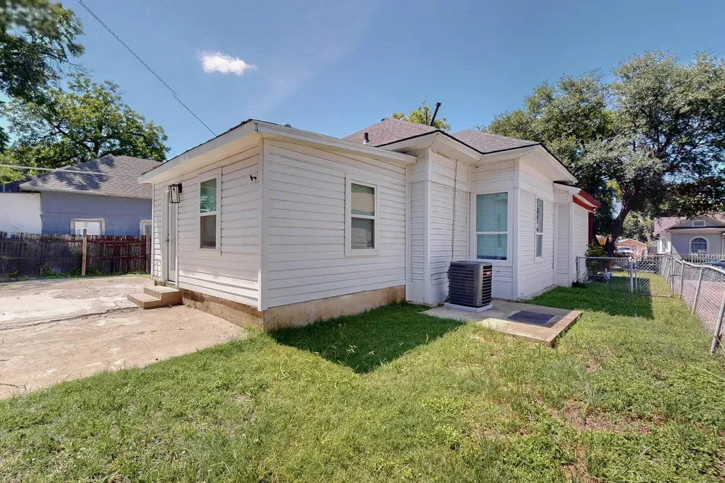 712 W 8th Street Dallas TX 75208
