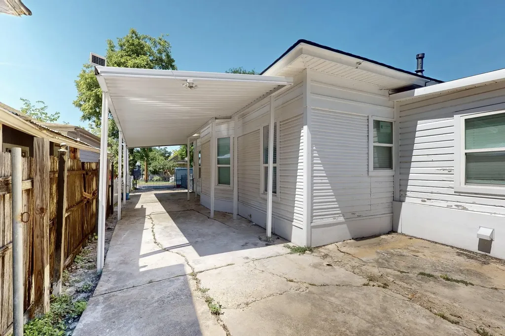 712 W 8th Street Dallas TX 75208
