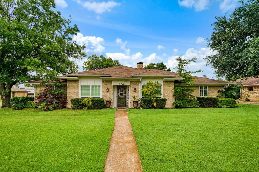 820 NE 32nd Paris TX 75460