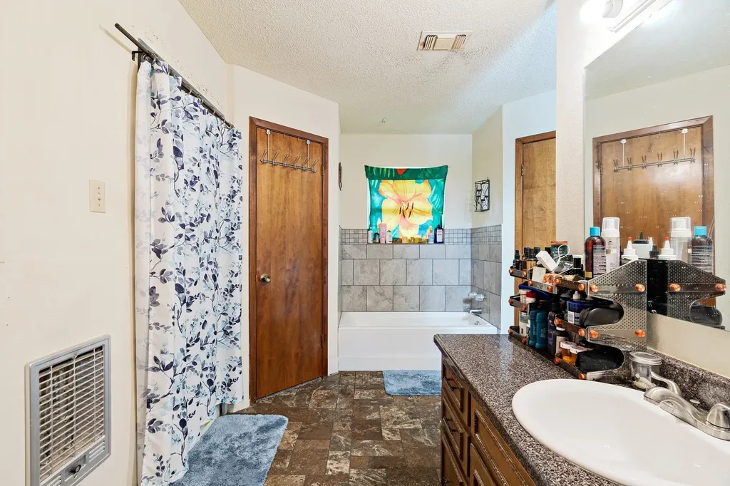 820 NE 32nd Paris TX 75460