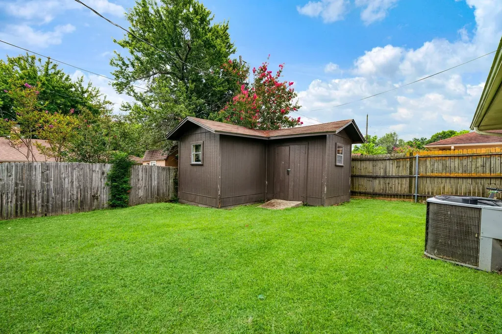820 NE 32nd Paris TX 75460