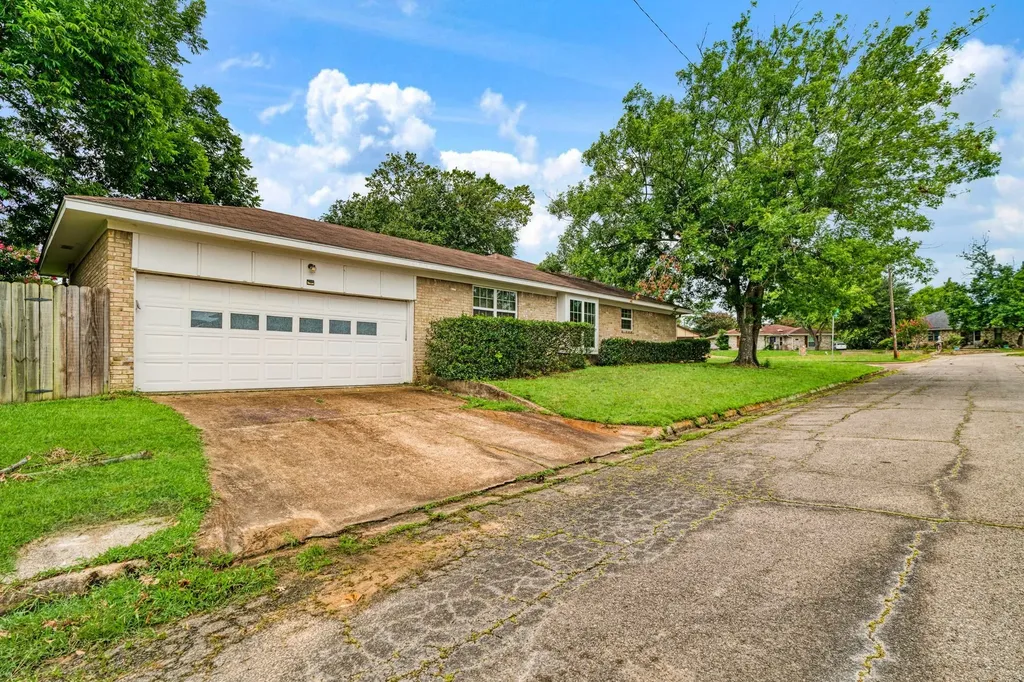 820 NE 32nd Paris TX 75460