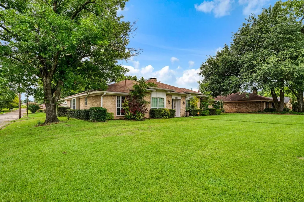 820 NE 32nd Paris TX 75460