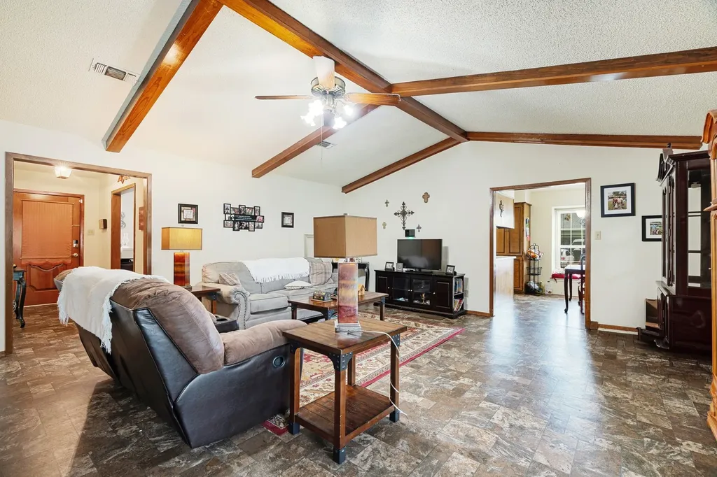 820 NE 32nd Paris TX 75460