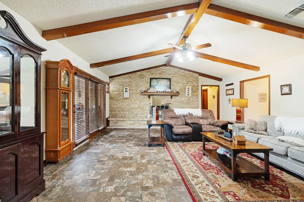 820 NE 32nd Paris TX 75460