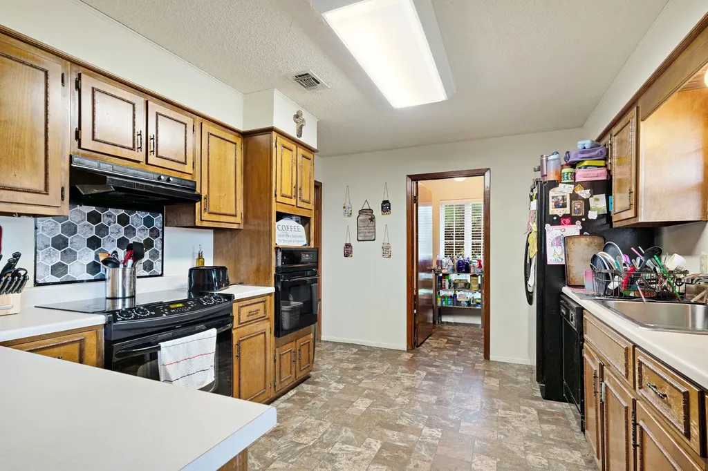 820 NE 32nd Paris TX 75460