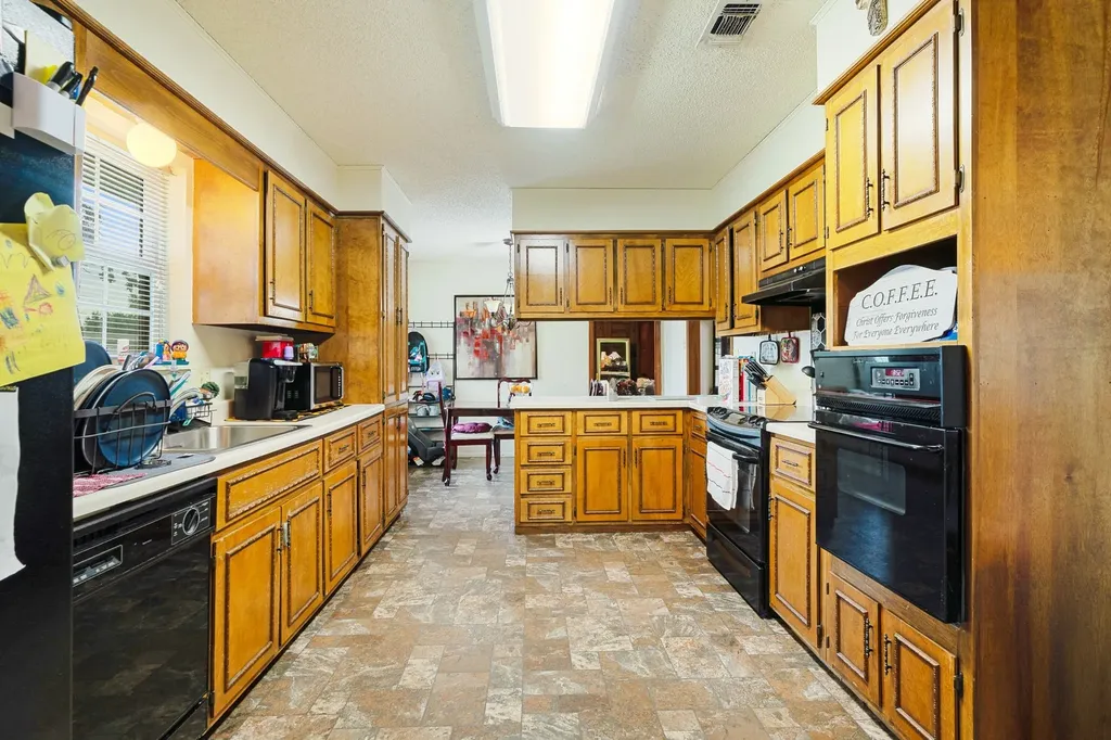 820 NE 32nd Paris TX 75460