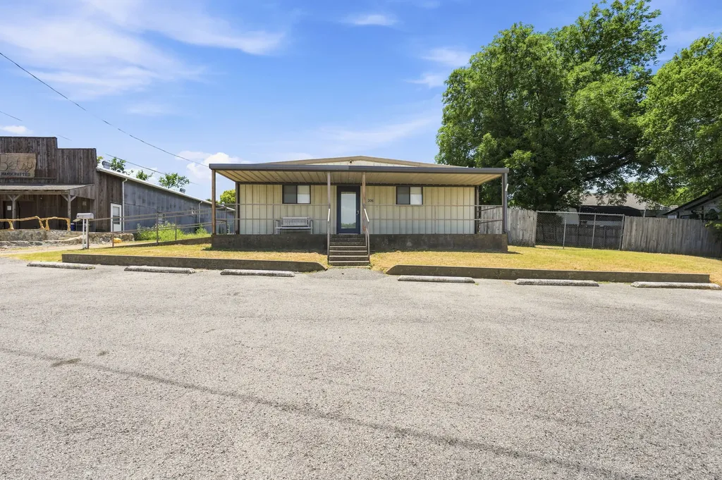 206 S Highway 77 Waxahachie TX 75165