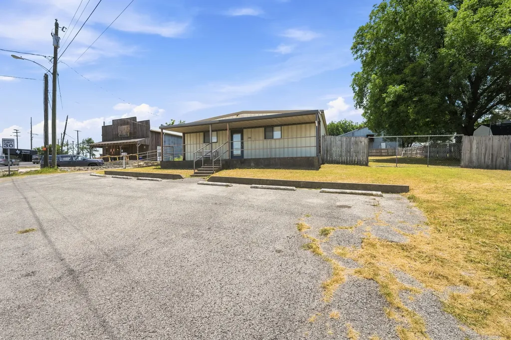 206 S Highway 77 Waxahachie TX 75165