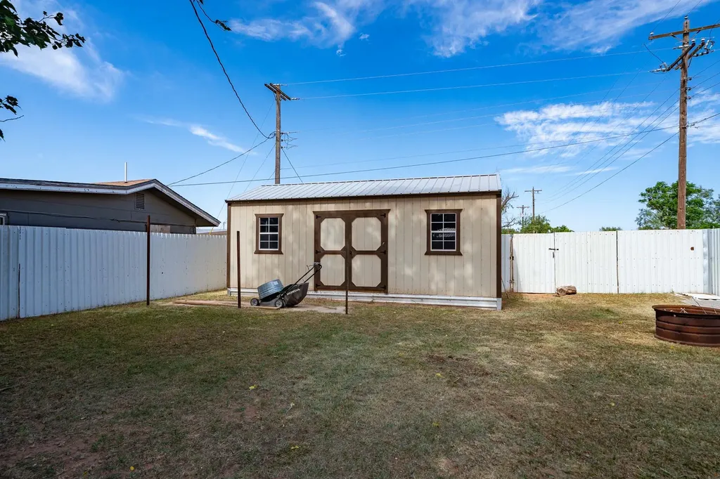 105 N Orange Street Roby TX 79543