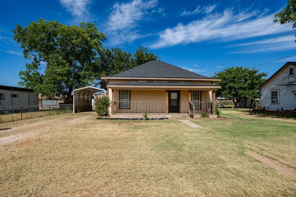 105 N Orange Street Roby TX 79543