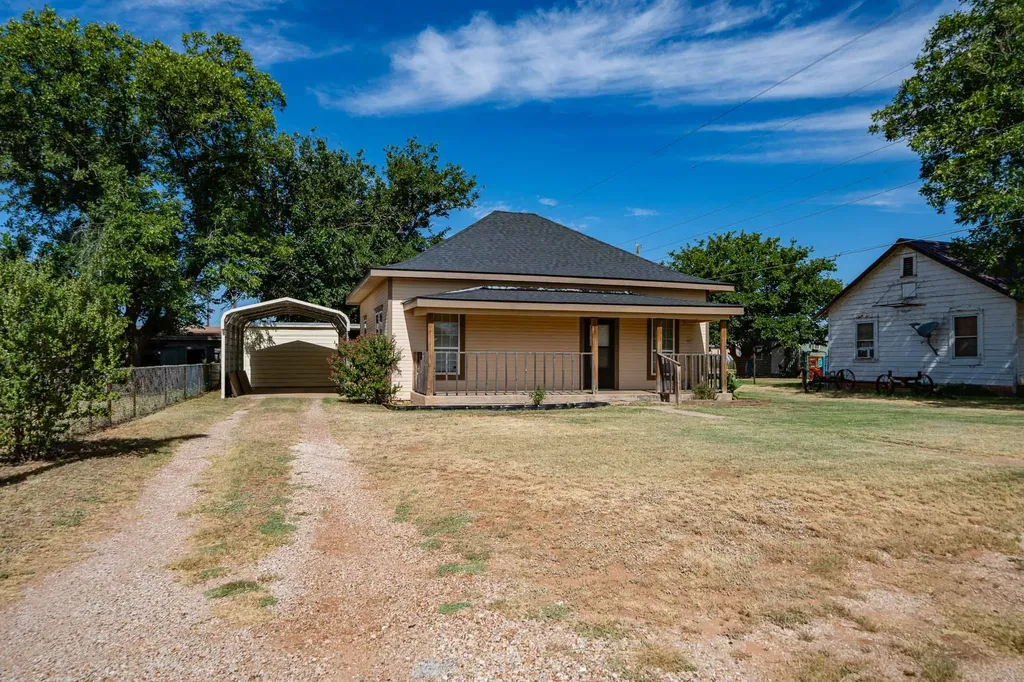 105 N Orange Street Roby TX 79543