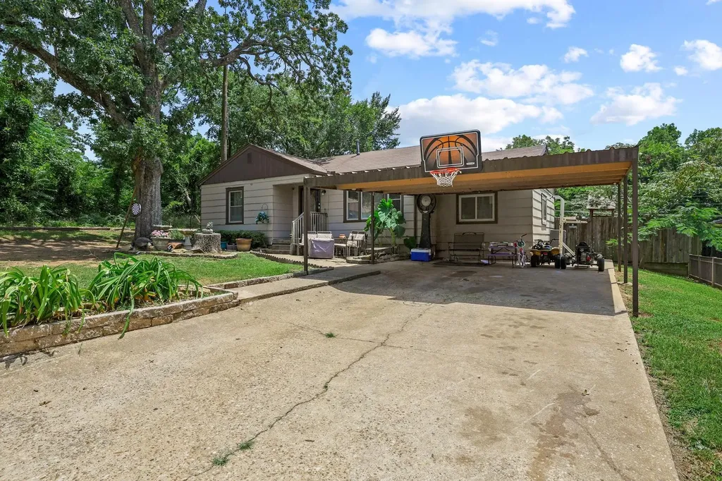 612 E Monterey Street Denison TX 75021