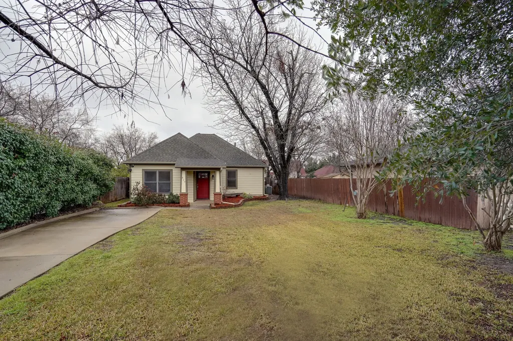 617 E Worth Street Grapevine TX 76051