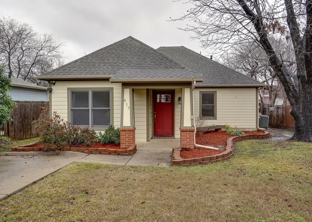 617 E Worth Street Grapevine TX 76051