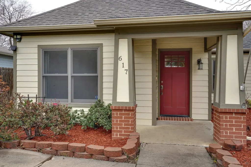617 E Worth Street Grapevine TX 76051