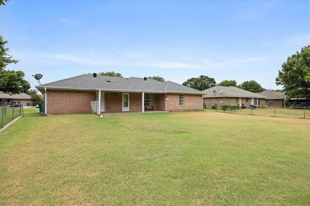 1809 Sprucewood Avenue Stephenville TX 76401