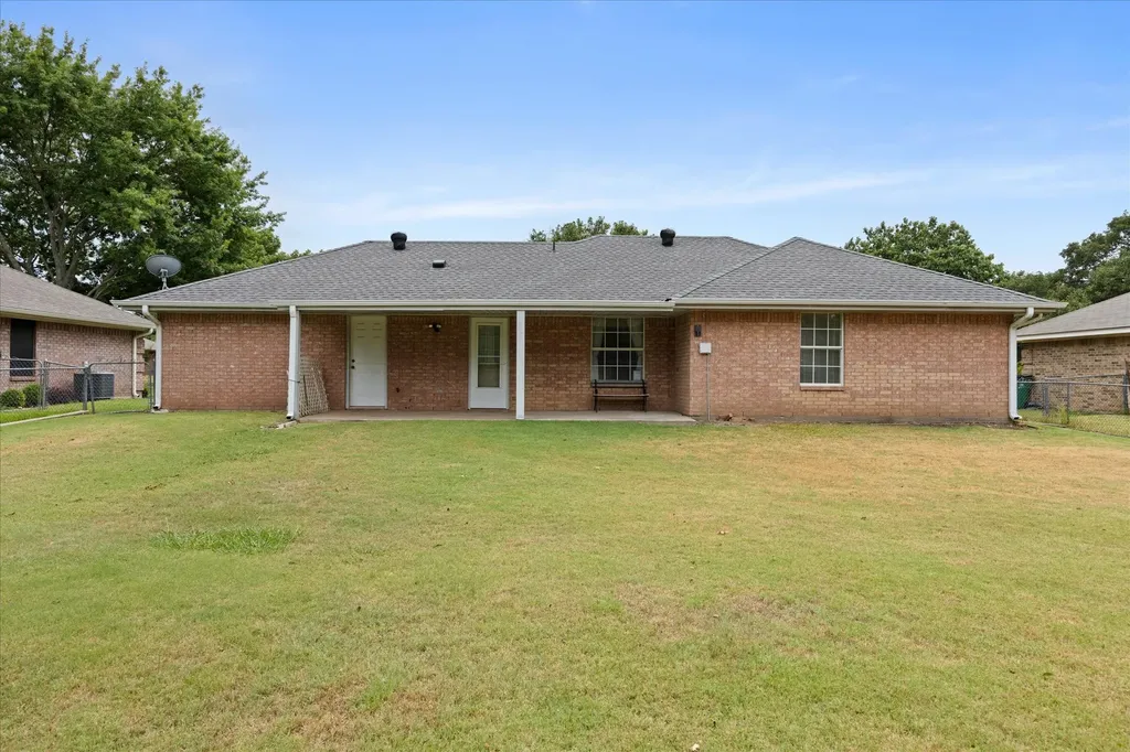 1809 Sprucewood Avenue Stephenville TX 76401