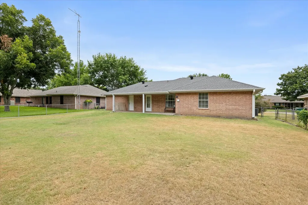 1809 Sprucewood Avenue Stephenville TX 76401