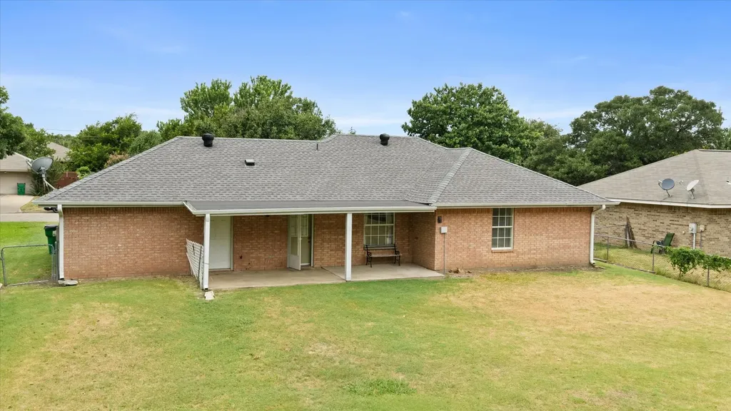 1809 Sprucewood Avenue Stephenville TX 76401